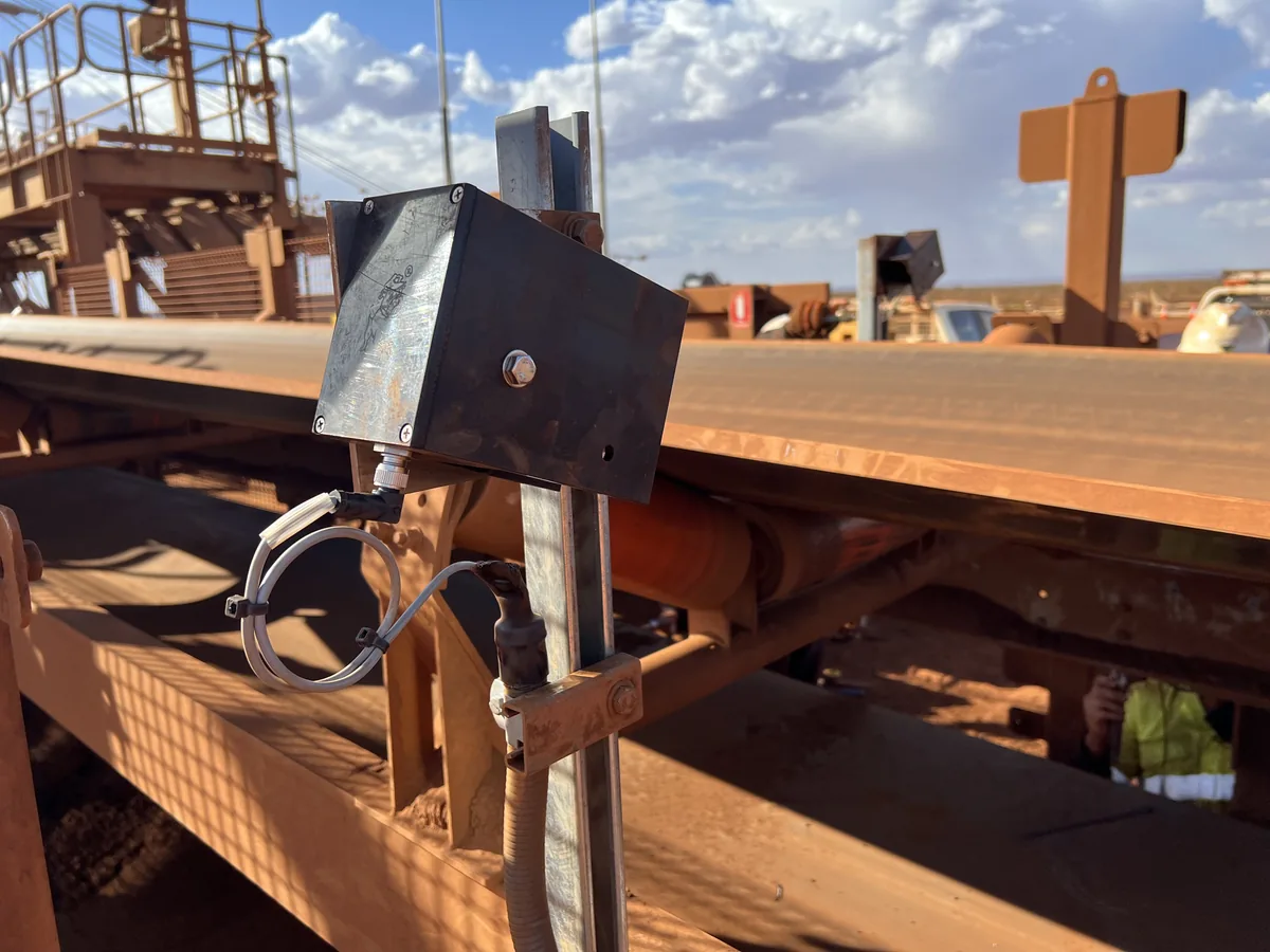 Sensor in position above the belt edge, non-contact