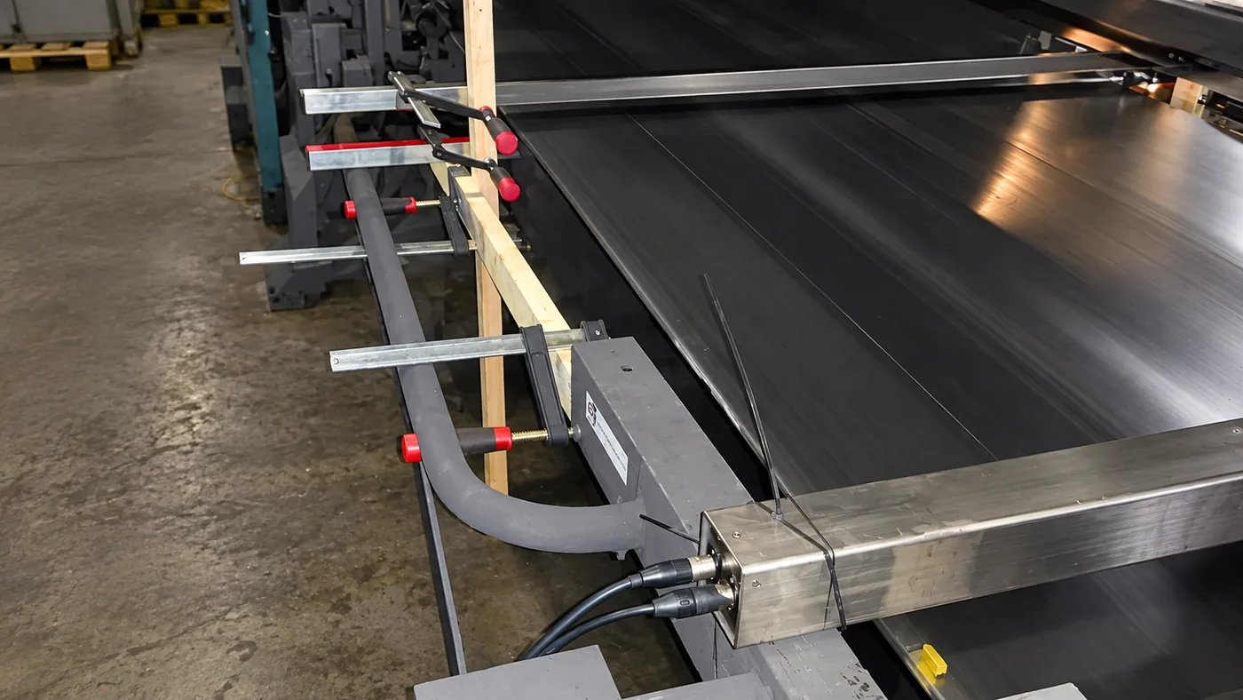 Scanner and conditioning head positioned across the belt